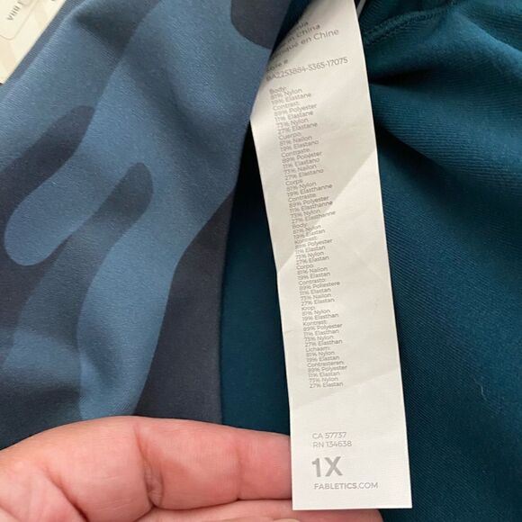 NWT Fabletics No bounce Sports Bra, Midnight wave Camo, Size 1X - Picture 10 of 10